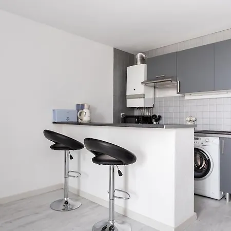 A 50 M De La Avec Parking Apartamento *