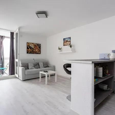 A 50 M De La Avec Parking Apartamento *