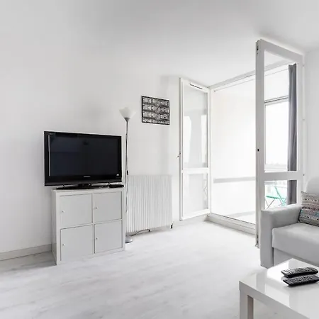 A 50 M De La Avec Parking Apartamento *
